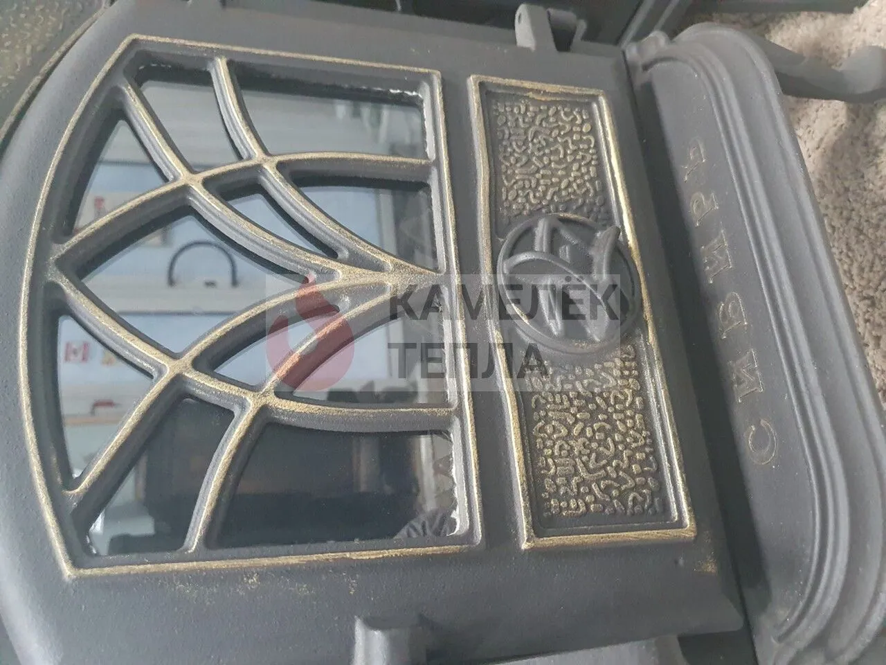 Чугунная печь-камин Сибирь 7 кВт Чугунная печь-камин Сибирь 7 кВт