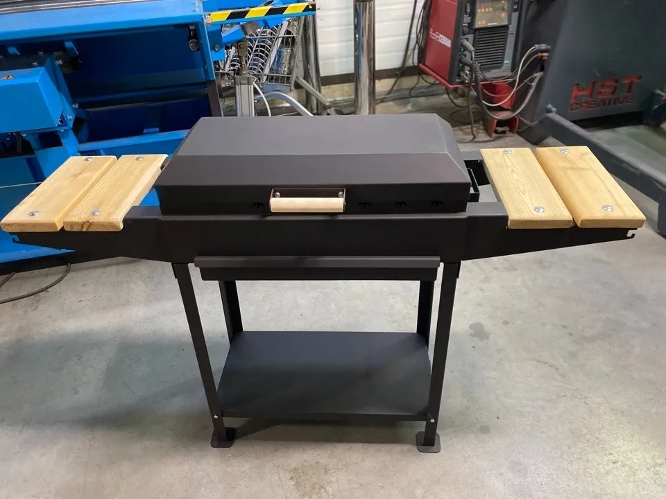 Мангал 2 мм с крышкой и деревянными полками Мангал 2 мм с крышкой и деревянными полками