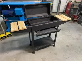 Мангал 2 мм с крышкой и деревянными полками Мангал 2 мм с крышкой и деревянными полками