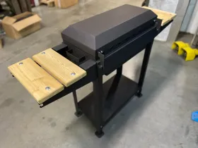 Мангал 2 мм с крышкой и деревянными полками Мангал 2 мм с крышкой и деревянными полками