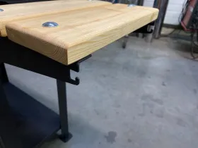 Мангал 2 мм с крышкой и деревянными полками Мангал 2 мм с крышкой и деревянными полками