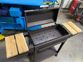 Мангал 2 мм с крышкой и деревянными полками Мангал 2 мм с крышкой и деревянными полками