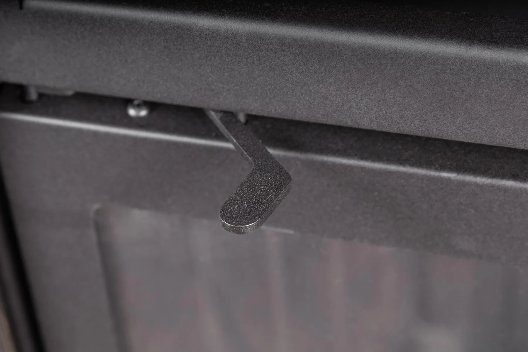 Каминная стальная топка Альфа 800 KВ с контргрузом черный шамот