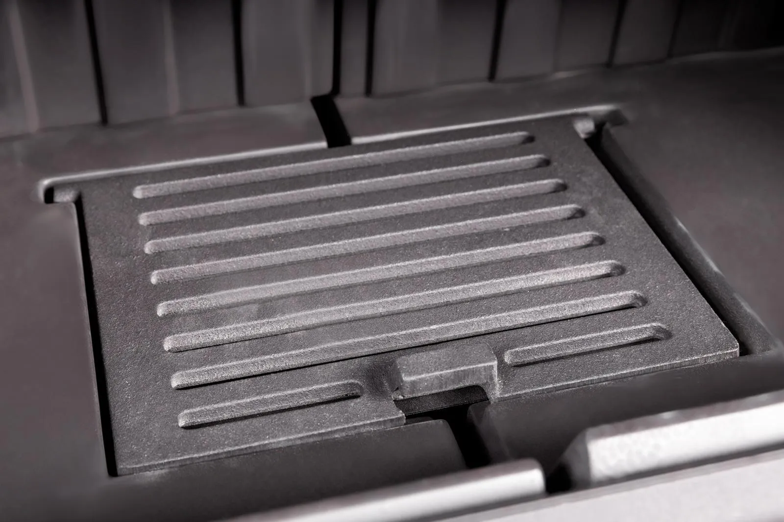 Каминная стальная топка Альфа 800 KВ с контргрузом черный шамот