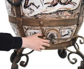 Керамический тандыр Охота Гамма коричневых оттенков на белом фоне