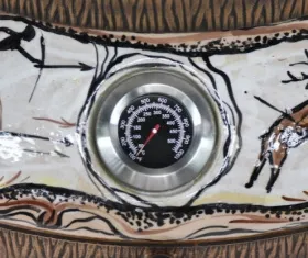 Керамический тандыр Охота Гамма коричневых оттенков на белом фоне