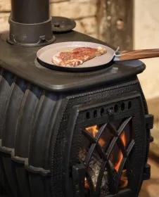 Чугунная печь-камин отопительно-варочная «Бахта» черная