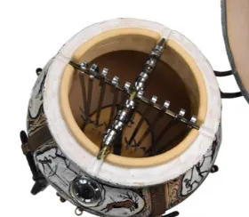 Керамический тандыр Охота Гамма коричневых оттенков на белом фоне