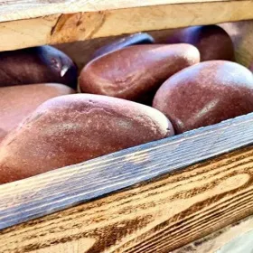 Камень Малиновый кварцит шлифованный (ящик 10 кг)